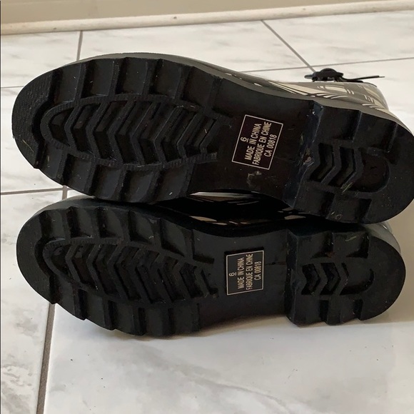 Black and white rain boots - Picture 4 of 4